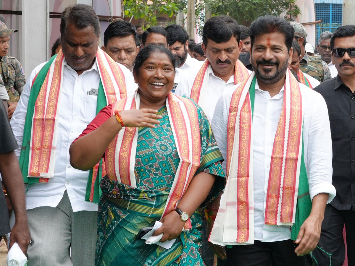 CM Revanth Reddy Visits Medaram Sammakka Saralamma Temple Photos15