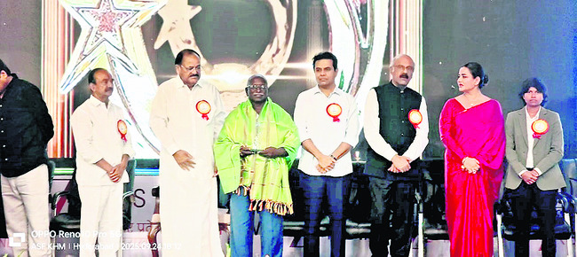 కలెక్టరేట్లో బతుకమ్మ సంబరాలు1