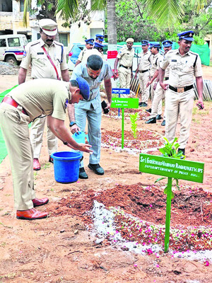పోలీసులు ప్రజలకు అందుబాటులో ఉండాలి 1