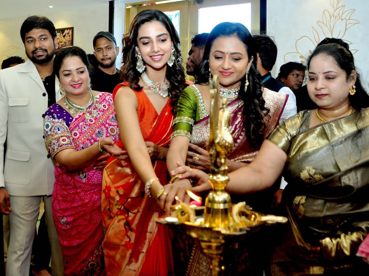 Heroine Meenakshi Chaudhary and anchor Suma in Nellore3