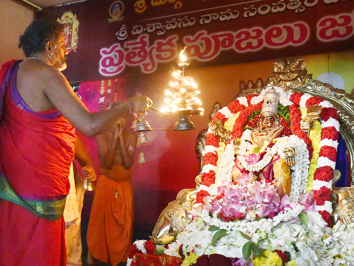 Sri Mahalakshmi Devi Alankaram Day 5 In Vijayawada Dasara Navaratri 2025 Photos5