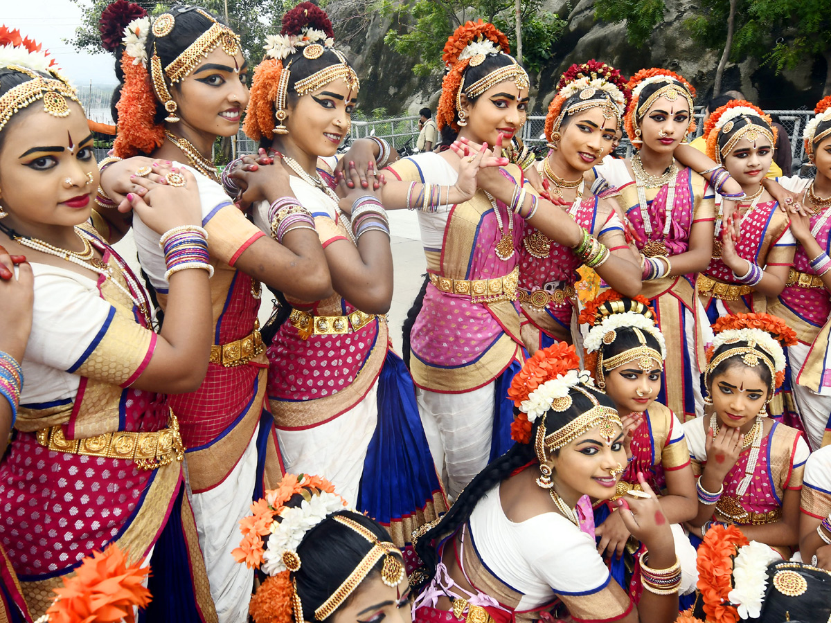 Sri Mahalakshmi Devi Alankaram Day 5 In Vijayawada Dasara Navaratri 2025 Photos16