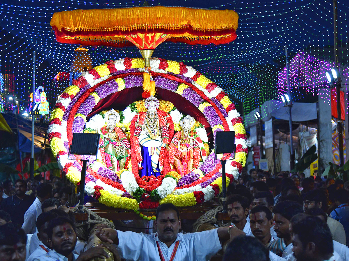 Sri Mahalakshmi Devi Alankaram Day 5 In Vijayawada Dasara Navaratri 2025 Photos19