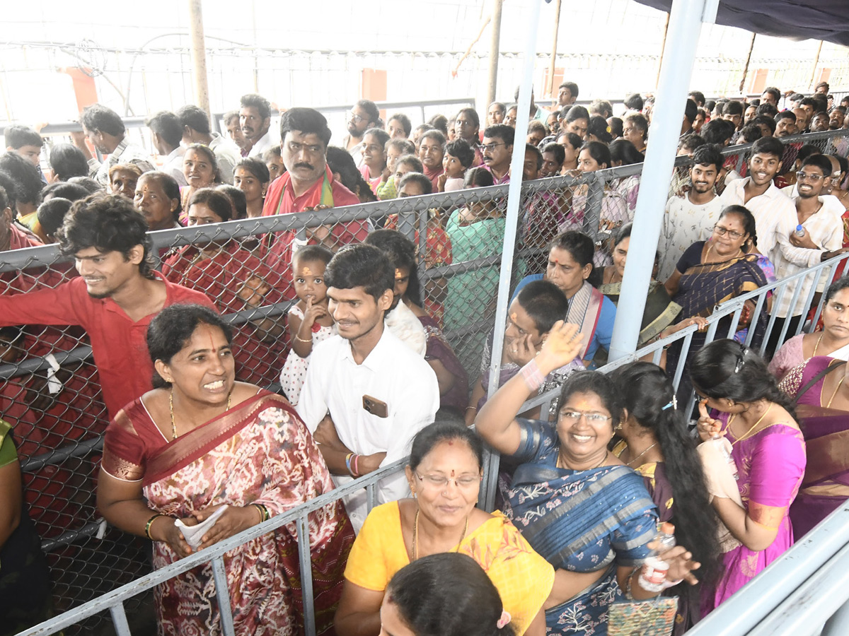 Sri Mahalakshmi Devi Alankaram Day 5 In Vijayawada Dasara Navaratri 2025 Photos11