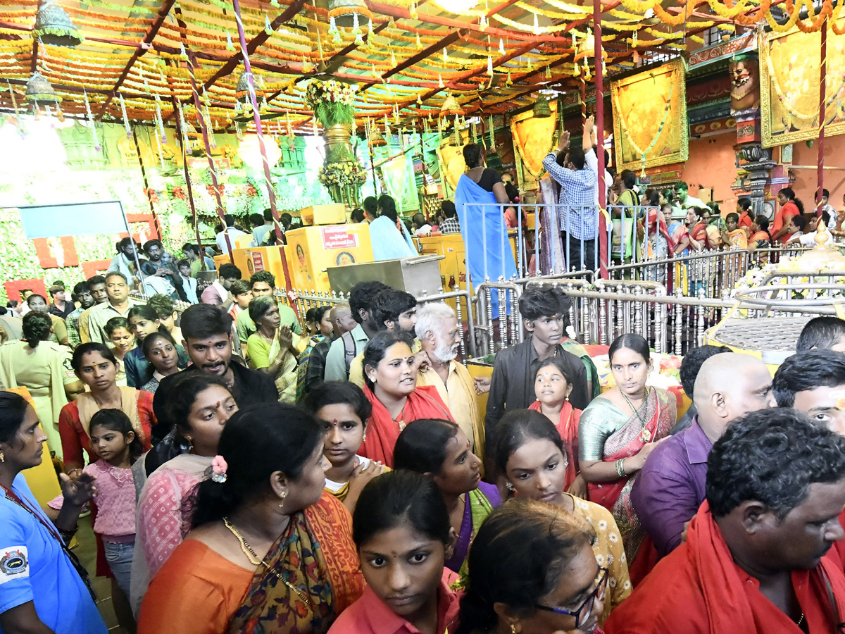 Sri Mahalakshmi Devi Alankaram Day 5 In Vijayawada Dasara Navaratri 2025 Photos12