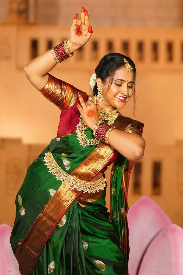 Festive vibes: Stars In beautiful Attire Photos6