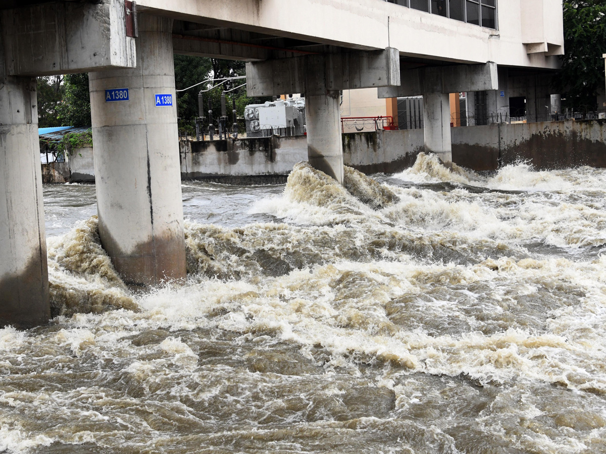 Heavy Flood Water Flow in Musi River due to Rains Photos41