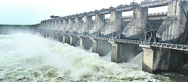 పది గేట్ల ద్వారా సింగూరు నీటి విడుదల1