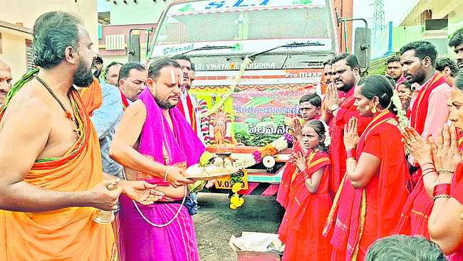 టీటీడీకి 12 టన్నుల కూరగాయల వితరణ
1
