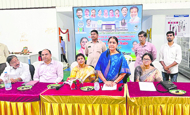 సకాలంలో వైద్యసేవలు అందించాలి
1