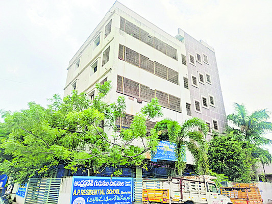 గుట్టుగా గురుకుల పాఠశాల తరలింపునకు యత్నం!2
