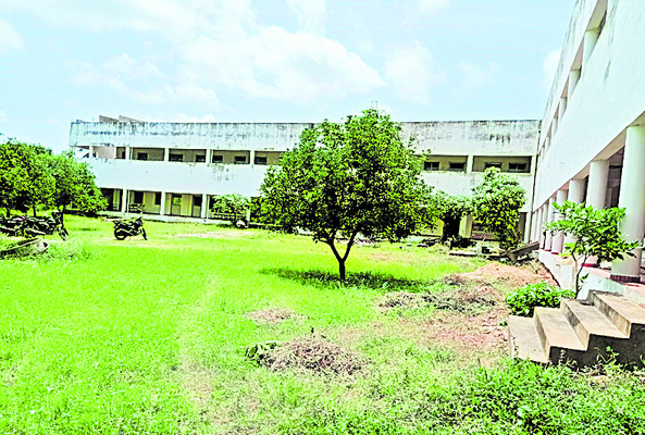 గుట్టుగా గురుకుల పాఠశాల తరలింపునకు యత్నం!1