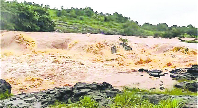 పది గేట్ల ద్వారా సింగూరు నీటి విడుదల2