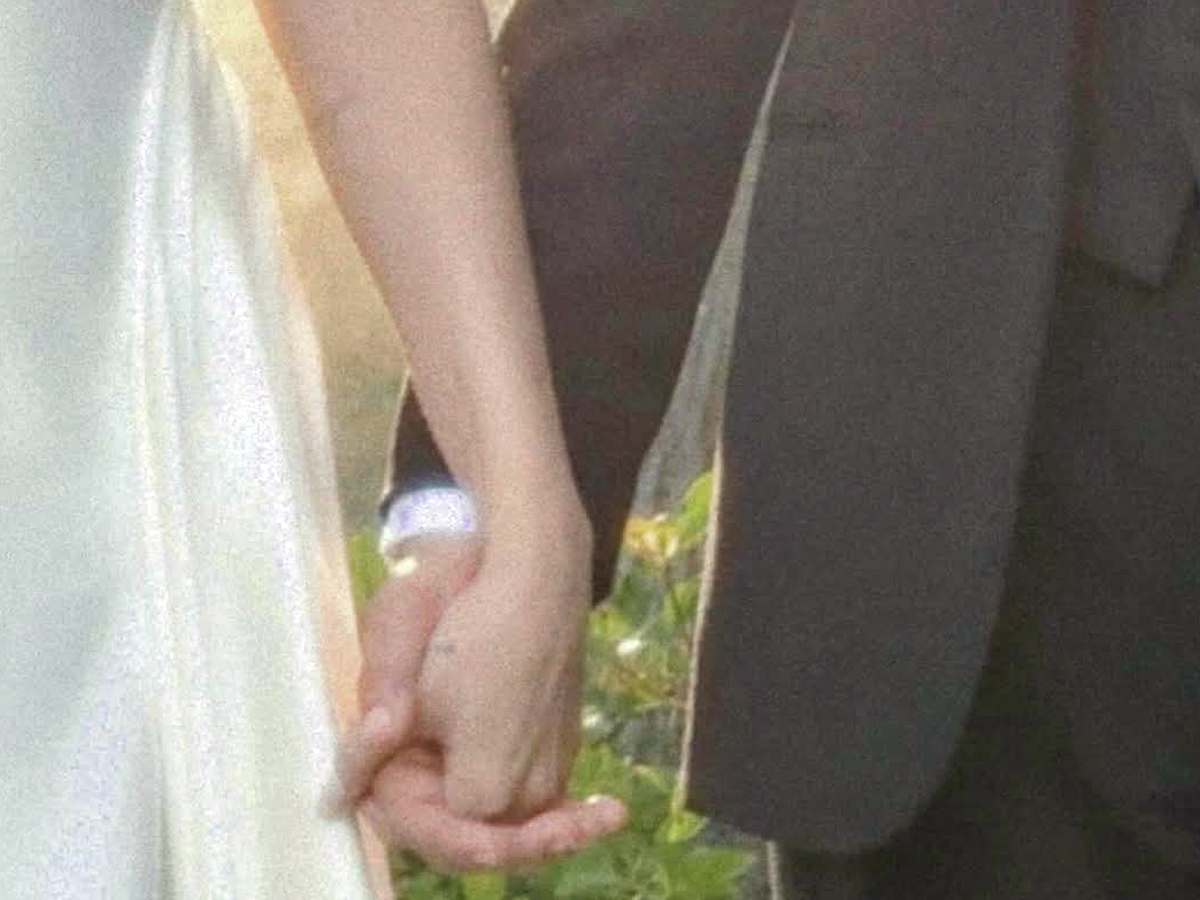 Pop singer Selena marries boyfriend (Photos)9