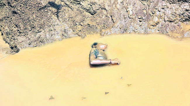చిన్నారులను మింగేస్తున్న గ్రావెల్ గుంతలు
2