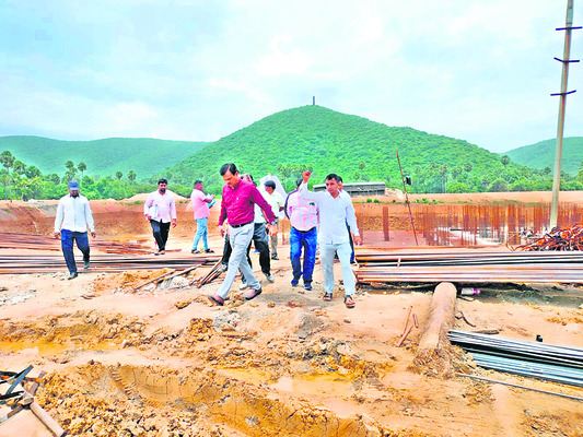 ఒక సార్.. ఇద్దరు బాస్లు1
