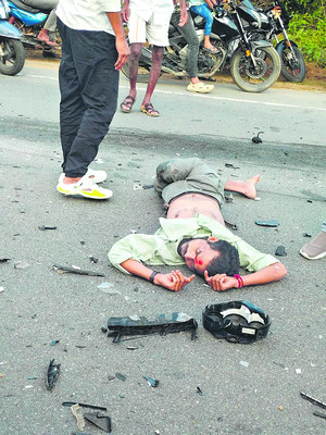 కారు–బైక్ ఢీ.. యువకుడి దుర్మరణం 3