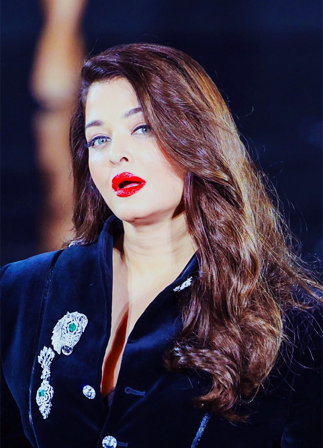 Actress Aishwarya Rai Bachchan Paris Fashion Week Viral Photos Gose13