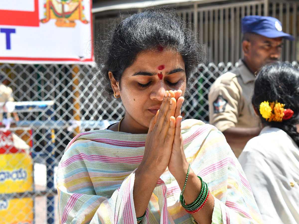 Huge Devotees Rush At Vijayawada Durgamma Temple16