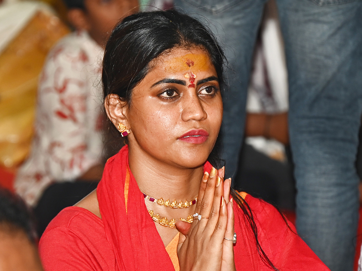 Huge Devotees Rush At Vijayawada Durgamma Temple2