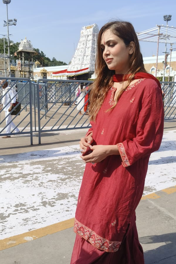 Actress Shweta Parashar Offers Prayers At Tirumala Tirupati Devasthanam Photos4