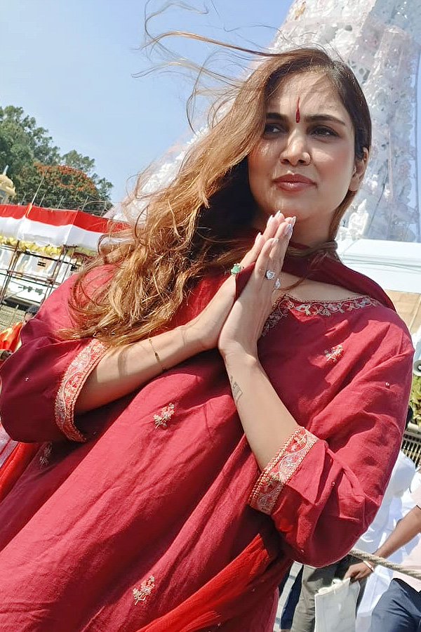 Actress Shweta Parashar Offers Prayers At Tirumala Tirupati Devasthanam Photos9