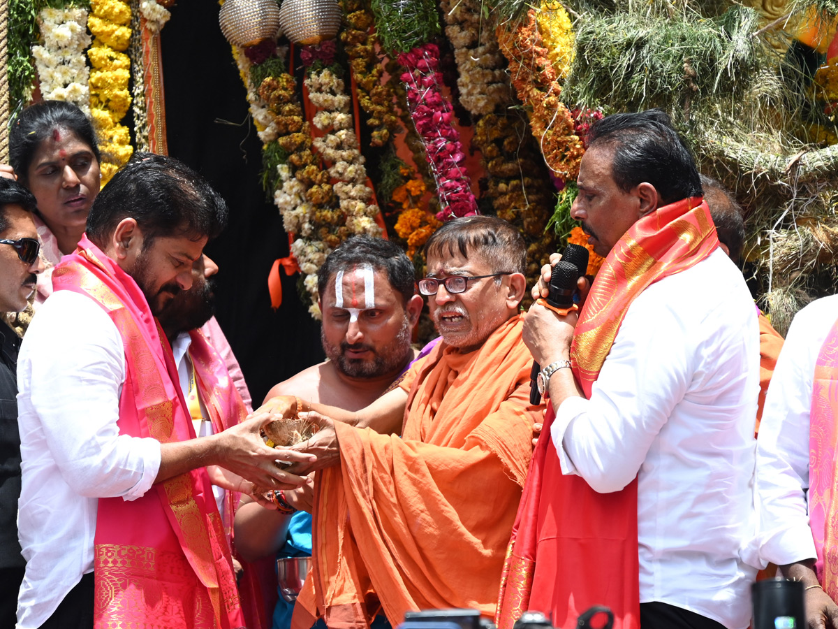 CM Revanth Reddy Pooja At Khairatabad Ganesh Photos4