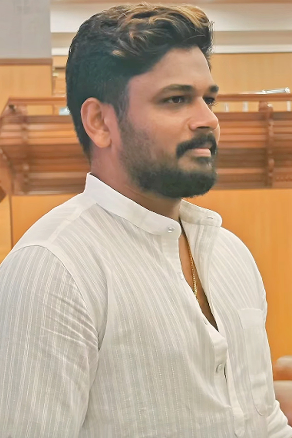 Sanju Samson celebrates Onam with wife Charulatha Photos11