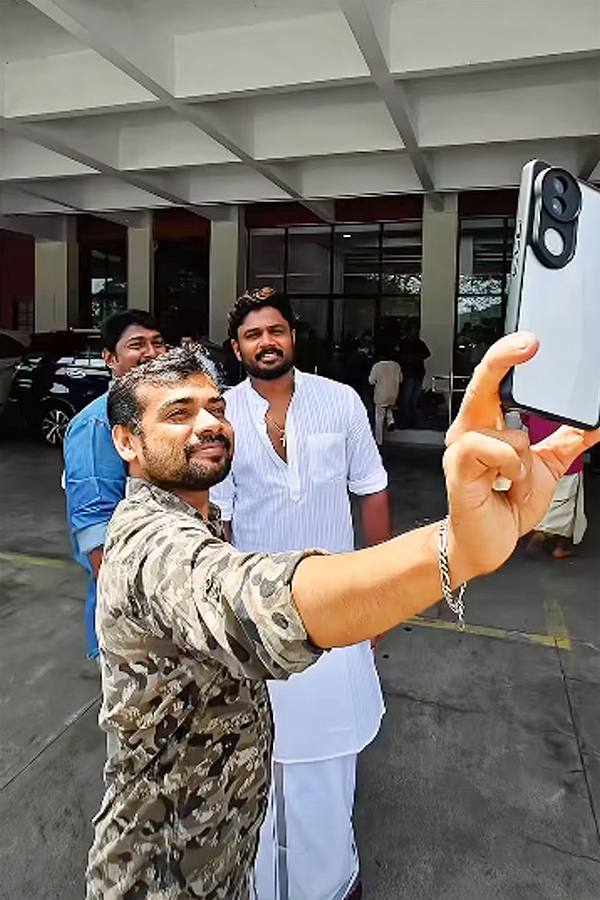 Sanju Samson celebrates Onam with wife Charulatha Photos12