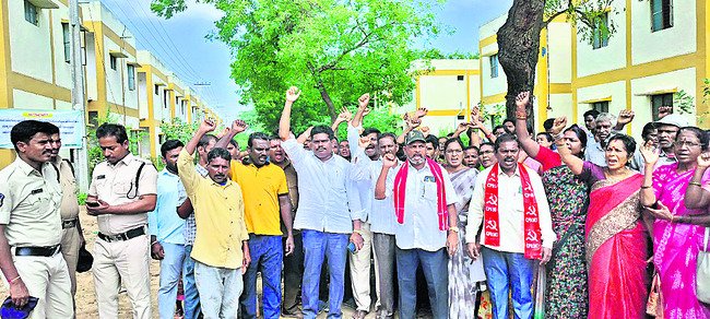 ‘డబుల్’ ఇళ్లలోకి వెళ్లేందుకు యత్నం
1