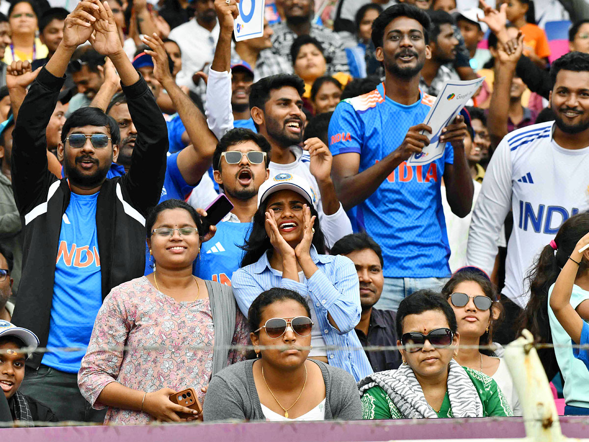 Vizag Crowd Cheers Team India in Thrilling ICC Womens World Cup 2025 Photos12