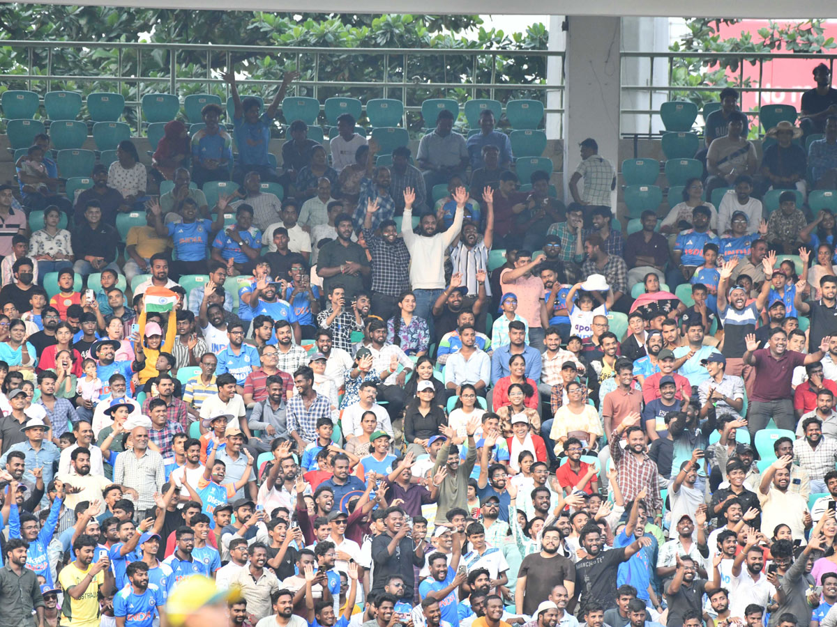 Vizag Crowd Cheers Team India in Thrilling ICC Womens World Cup 2025 Photos15