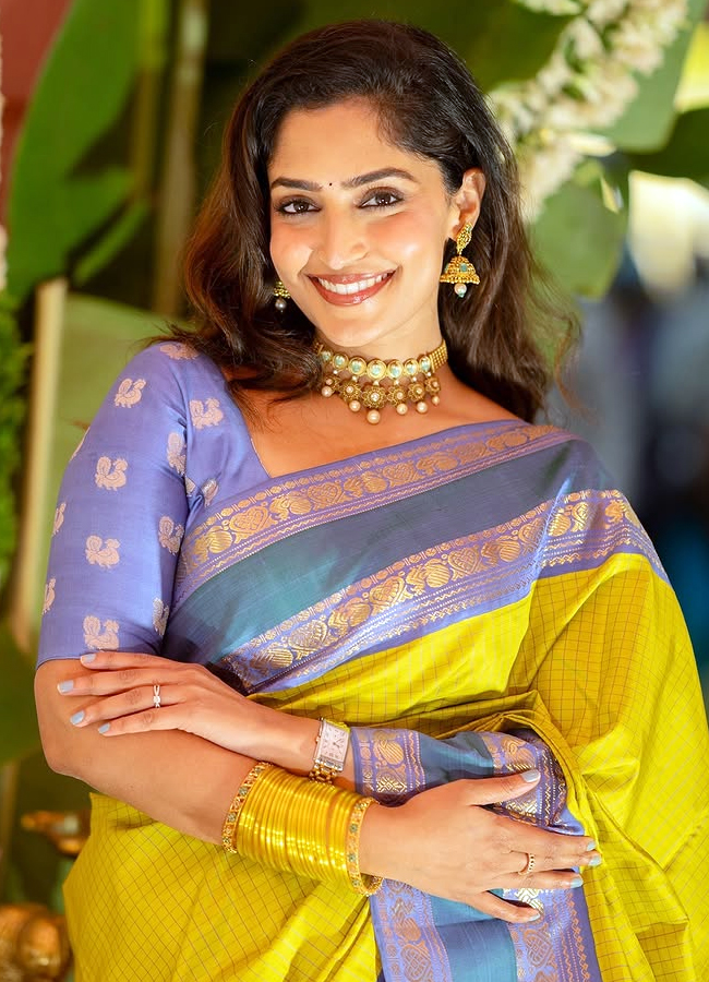 Coolie movie beauty reba monica john looks amazing in traditional saree photos4