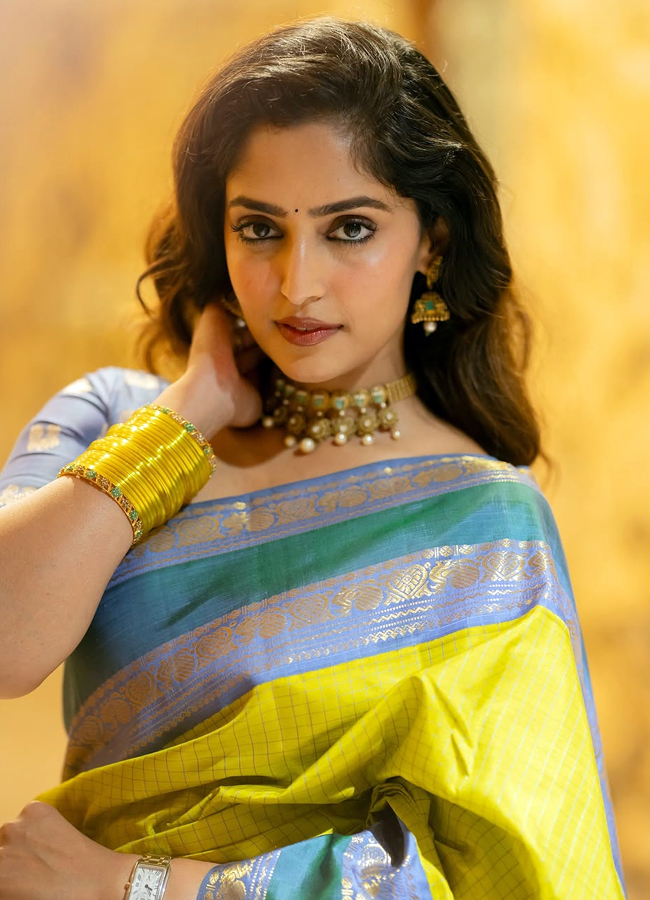 Coolie movie beauty reba monica john looks amazing in traditional saree photos5
