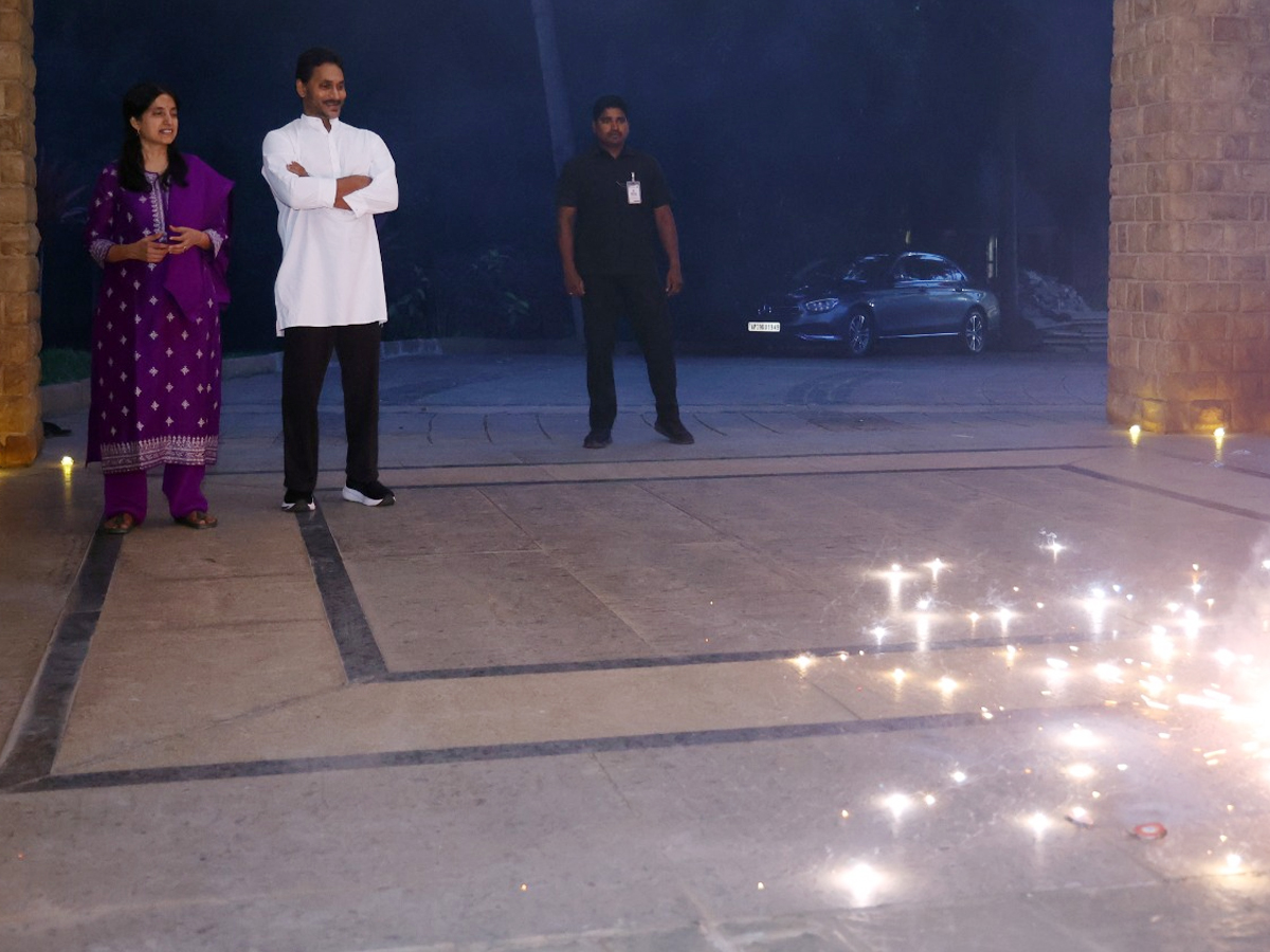 YS Jagan's Couple in Diwali Celebrations (Photos)13