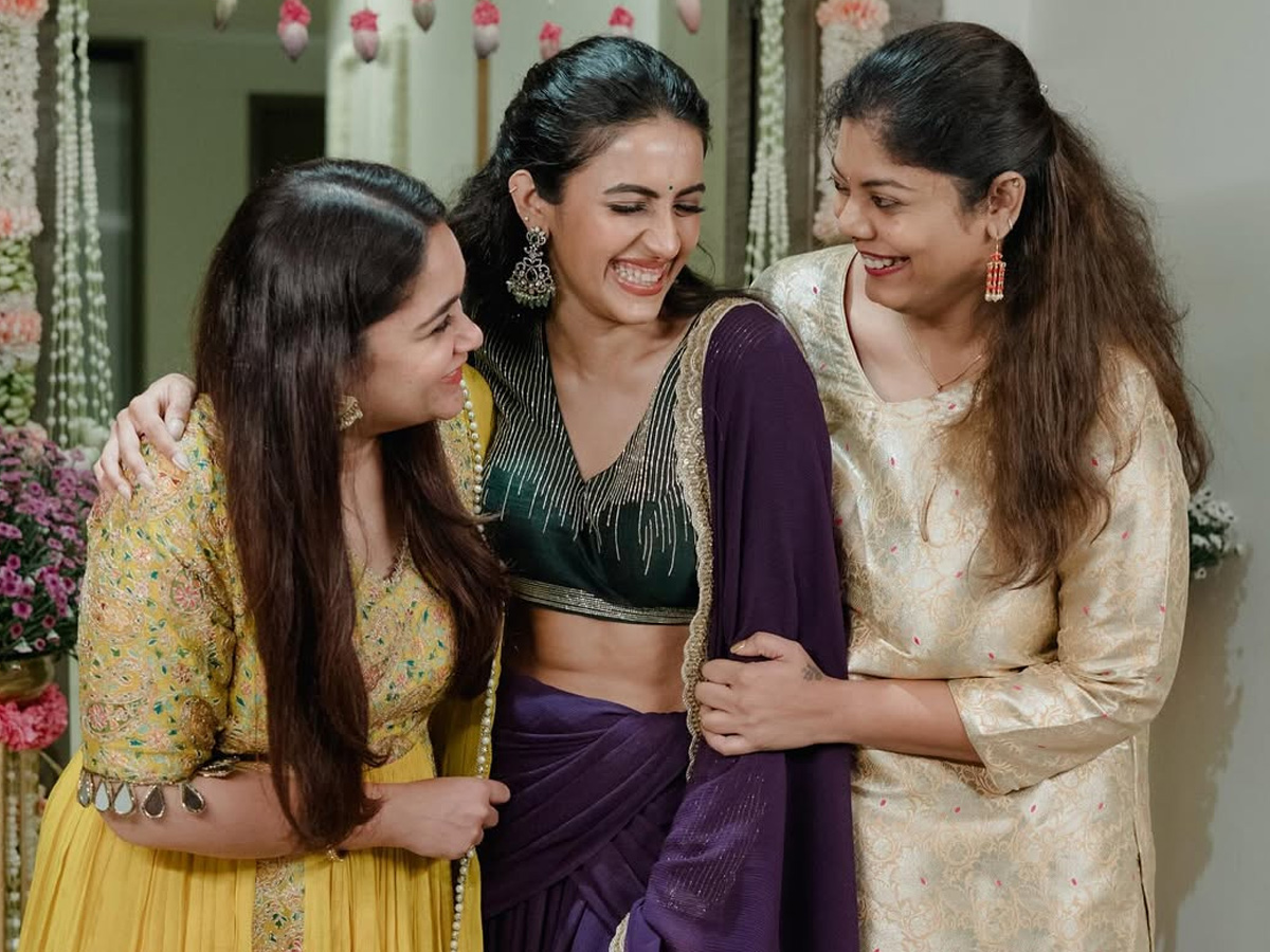 Niharika Konidela celebrates Diwali with friends Photos3