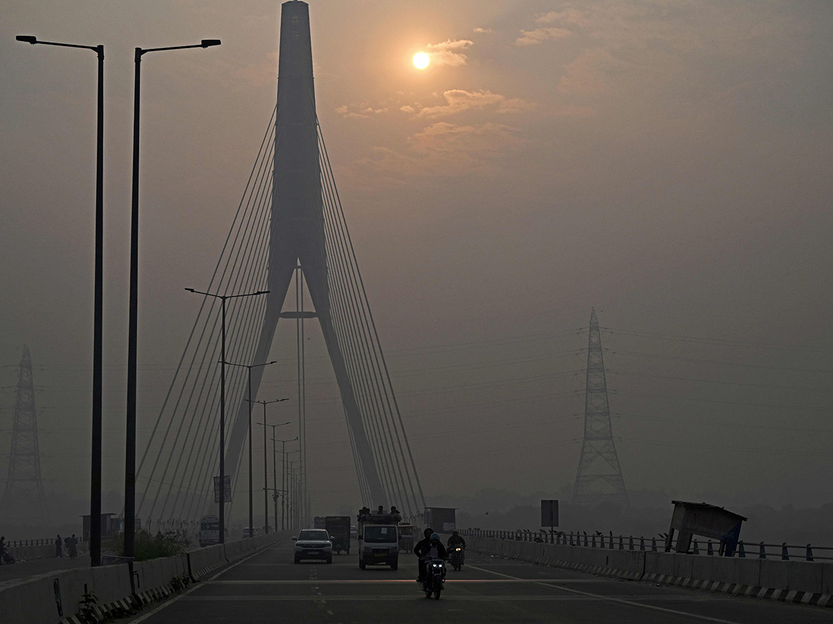 Danger Zone in New Delhi Heavy air pollution12