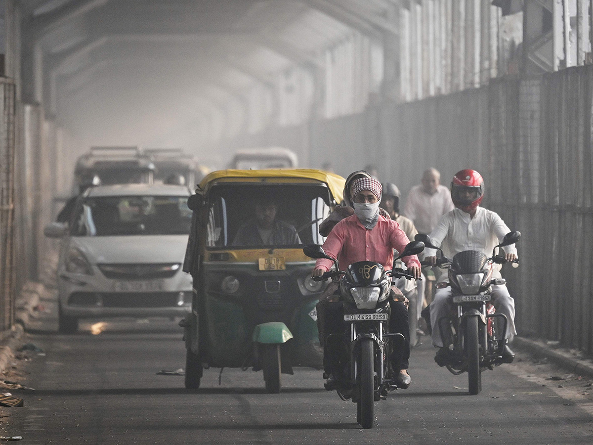 Danger Zone in New Delhi Heavy air pollution18