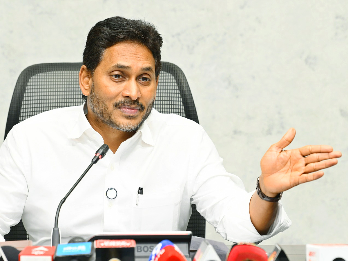 YS Jagan Slams Chandrababu And Nara Lokes Over Fake TDP Fake Liquor Scam Photos19