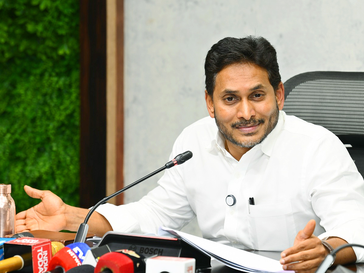 YS Jagan Slams Chandrababu And Nara Lokes Over Fake TDP Fake Liquor Scam Photos12