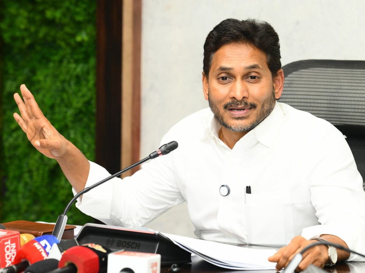 YS Jagan Slams Chandrababu And Nara Lokes Over Fake TDP Fake Liquor Scam Photos16