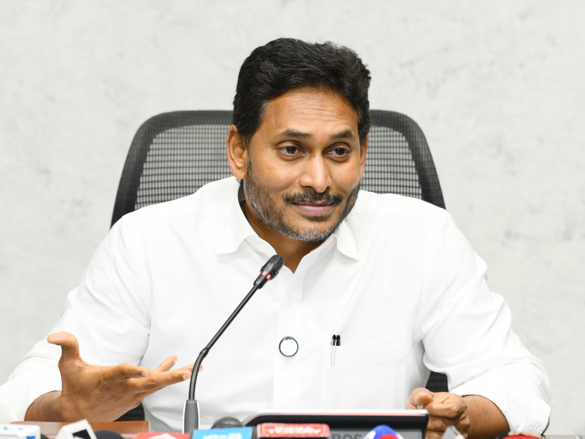 YS Jagan Slams Chandrababu And Nara Lokes Over Fake TDP Fake Liquor Scam Photos18