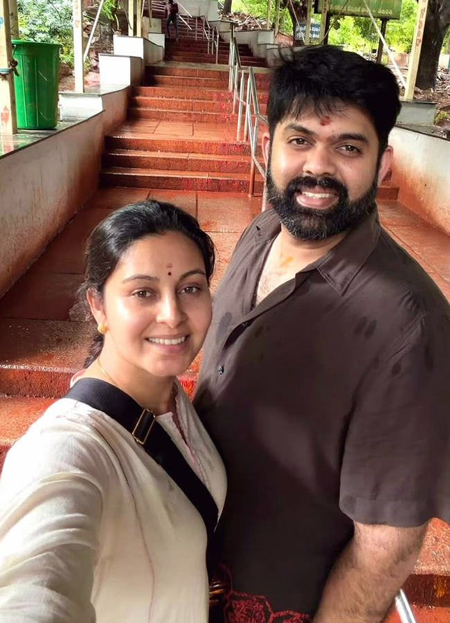 Abhinaya visits Tirupati Venkanna with her husband (Photos)3