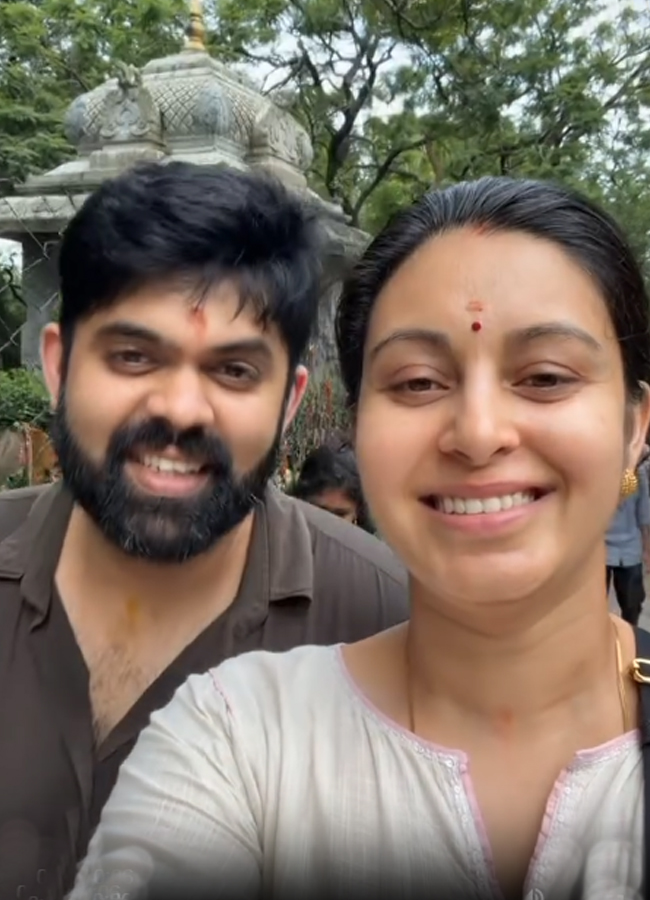 Abhinaya visits Tirupati Venkanna with her husband (Photos)5