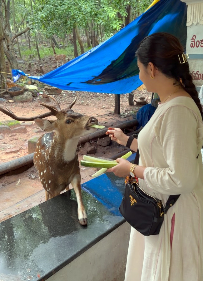 Abhinaya visits Tirupati Venkanna with her husband (Photos)7