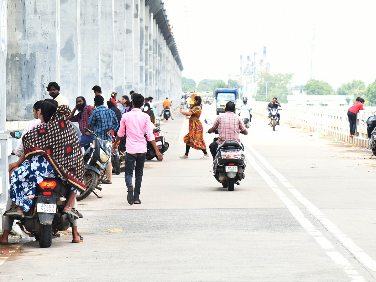 Huge Water Flow In Penna River Nellore barrage9