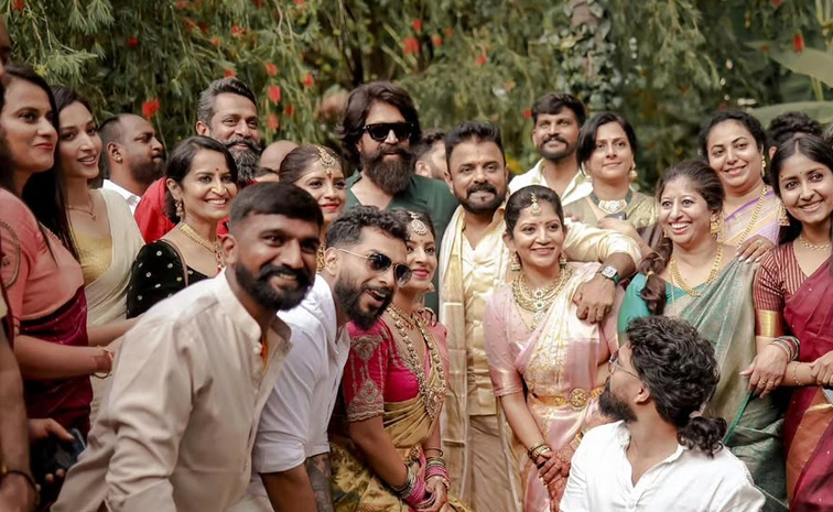 KGF cinematographer Bhuvan Gowda And Nikitha Wedding Photos4