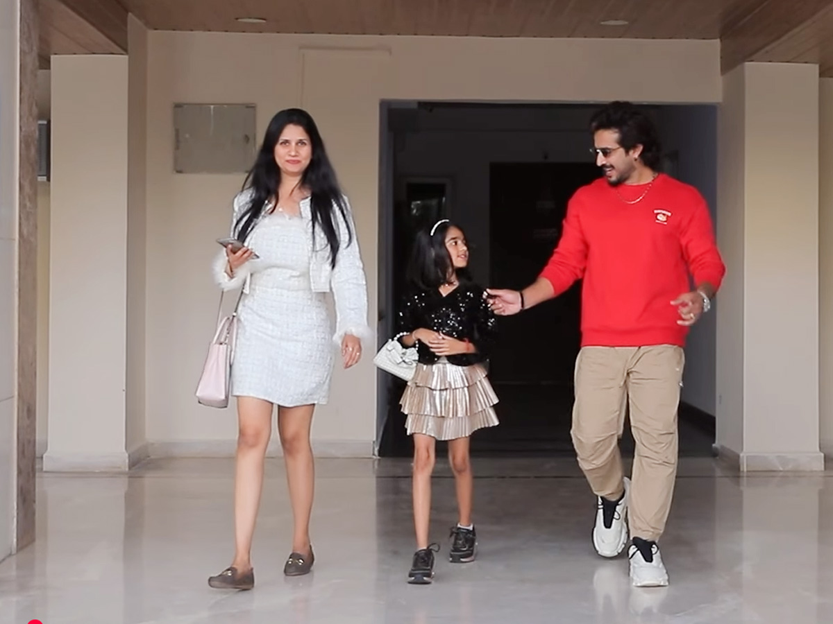 Anchor Ravi's daughter recently celebrated her tenth birthday16