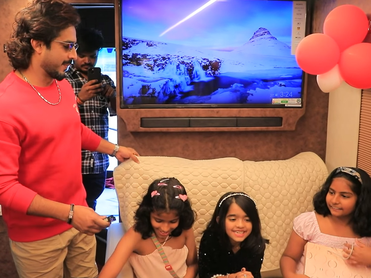 Anchor Ravi's daughter recently celebrated her tenth birthday17