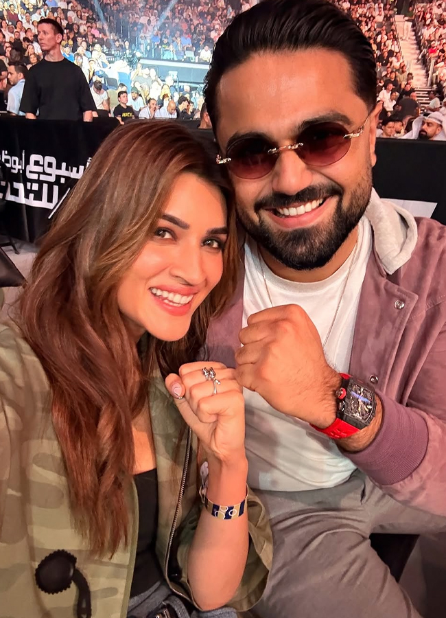 Bollywood hero and heroine Varun Dhawan and Kriti Sanon went together to watch UFC in dubai4